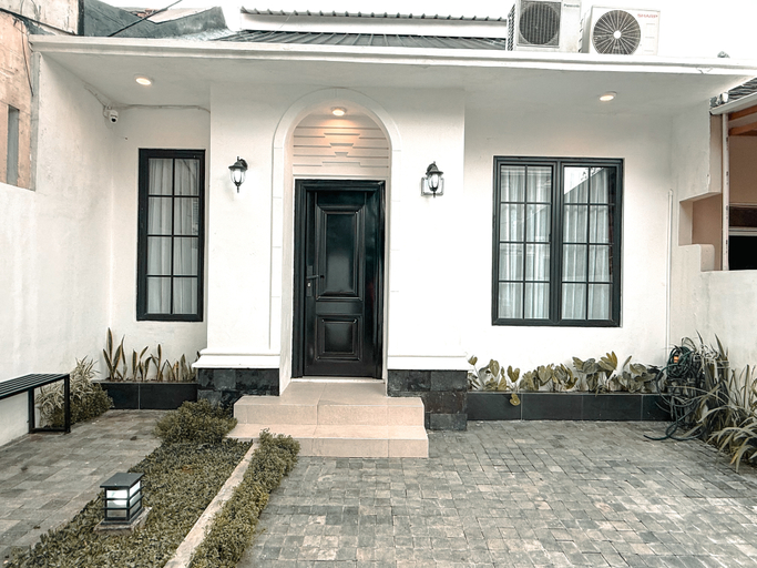 White House Villa 2BR Sentul by SAKALA HOME, Bogor
