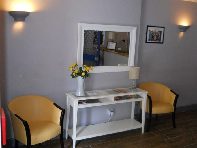 Public Area 2, The Oakland, Essex