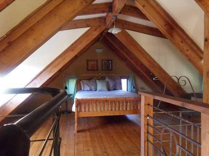 Bedroom 3, Sutton Spring Art Retreats, Hepburn - East