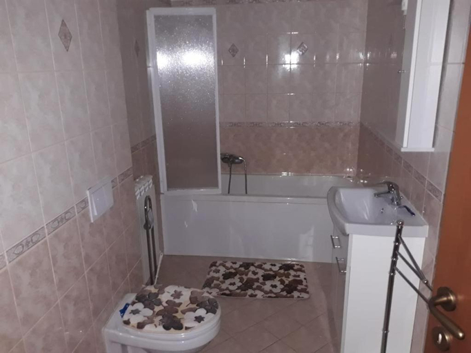 Others 4, Casa Francesca, Comanesti