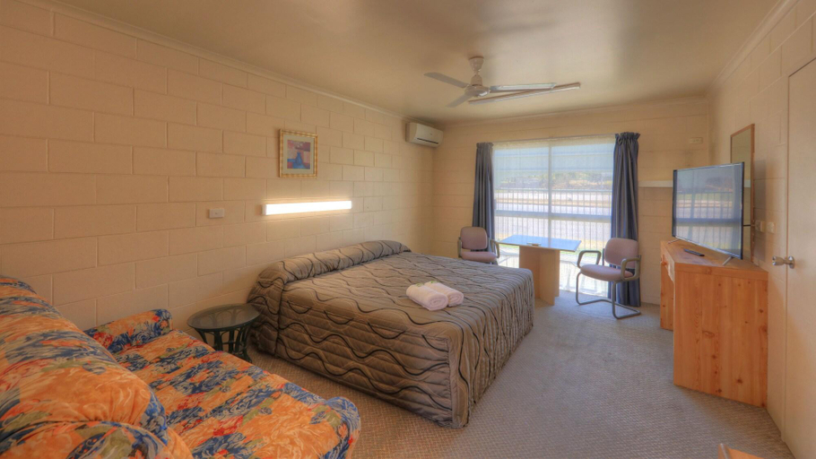 Bedroom 3, Charters Towers Park Motel, Charters Towers