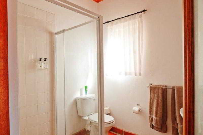 Bathroom 5, Eikelaan Farm Cottages, Cape Winelands