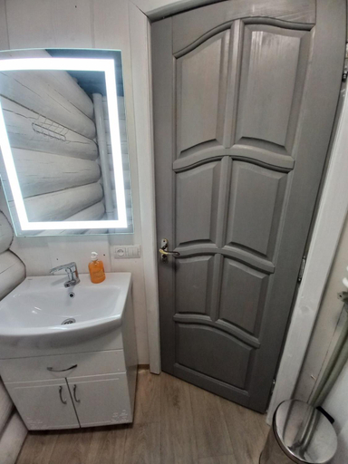 Bathroom 3, White House, Mizhhirs'kyi