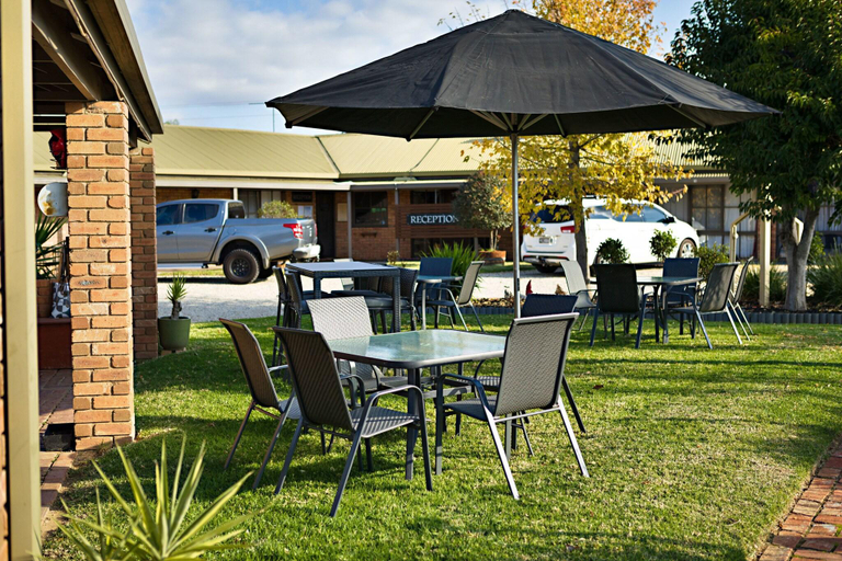 Food & Drinks 5, Statesman Motor Inn, Corowa