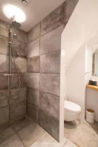Shower 2, BBWestduin, The Hague