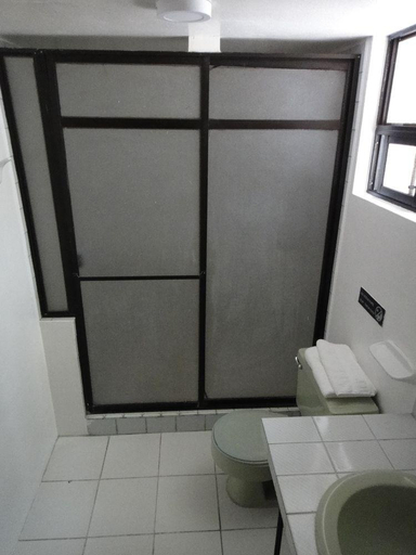 Bathroom 4, ALSTON INN HOTEL, Quito