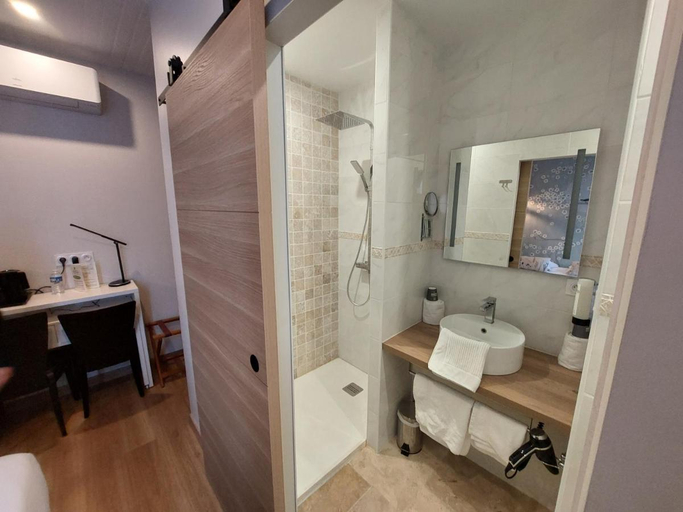 Bathroom, Logis Hotel les Voyageurs, Lot-et-Garonne