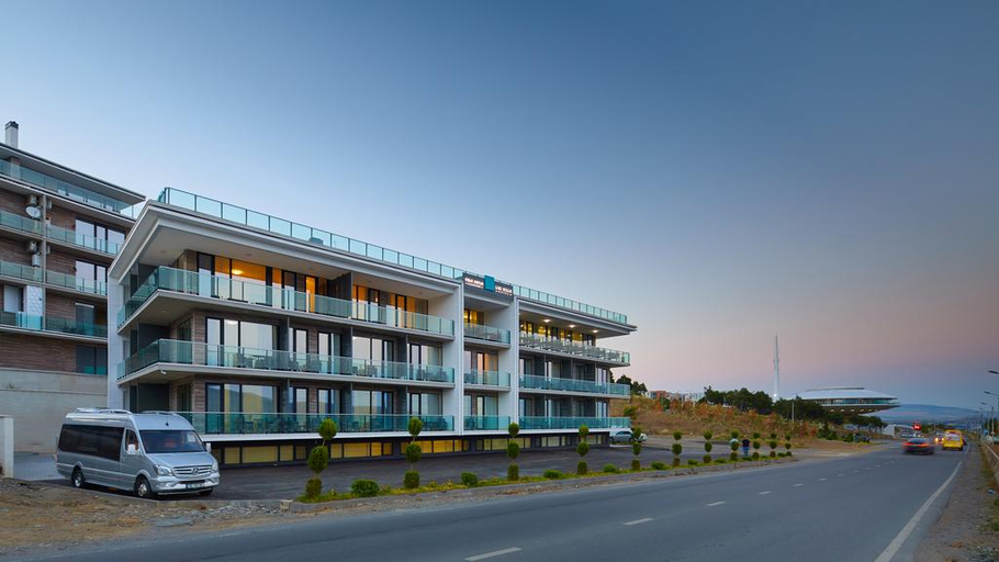 Exterior & Views