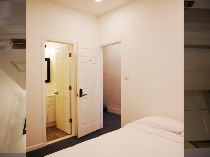 Bedroom 2, Oui on Ludlow - Entire House and Private Rooms in University City, Philadelphia