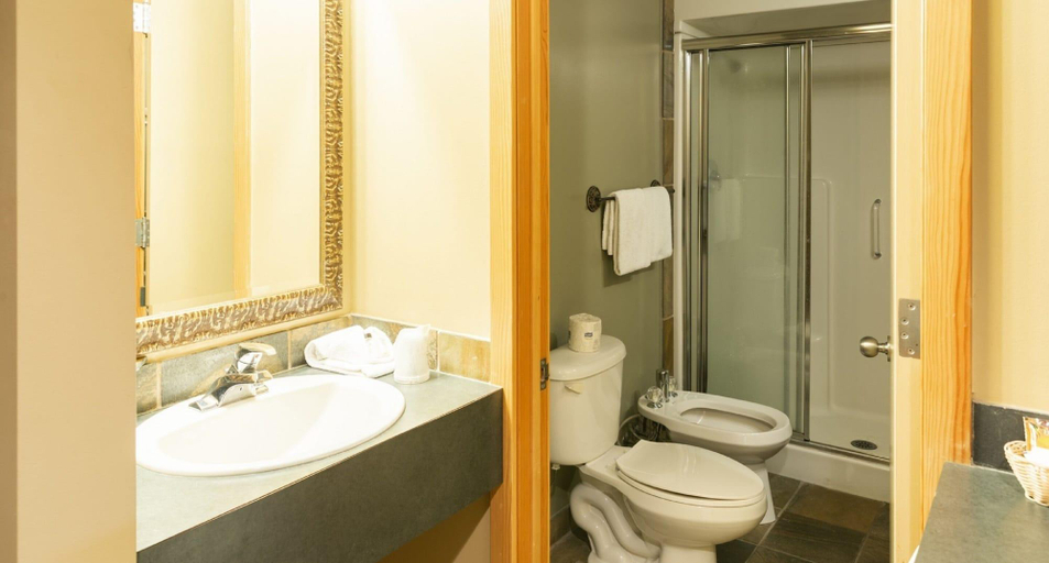 Bathroom 3, Rundle Mountain Lodge, Division No. 15