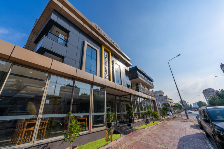 Exterior & Views