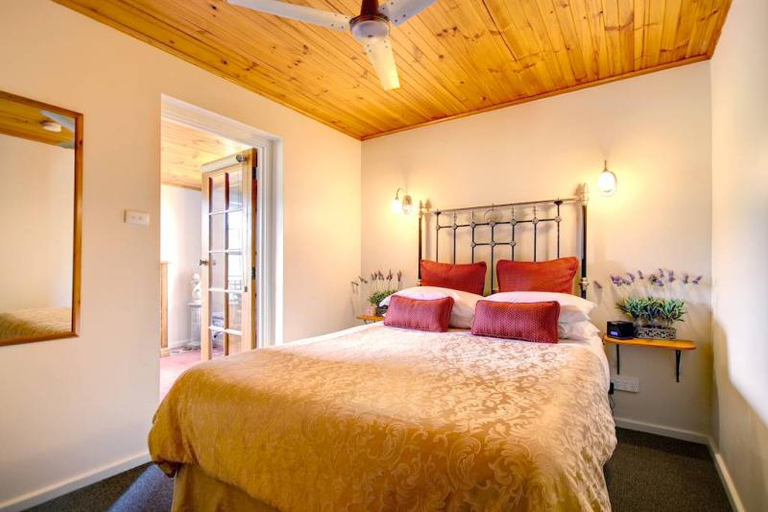 Bedroom 3, Stonewell Cottages, Light