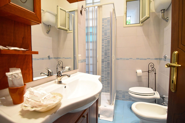 Bathroom 4, Sunrise Naples, Napoli