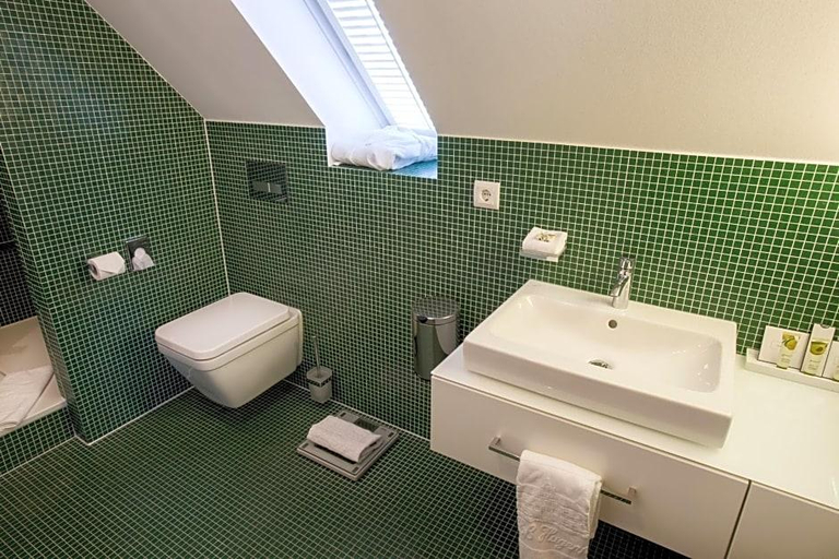 Bathroom 4, Schloss Hugenpoet, Essen
