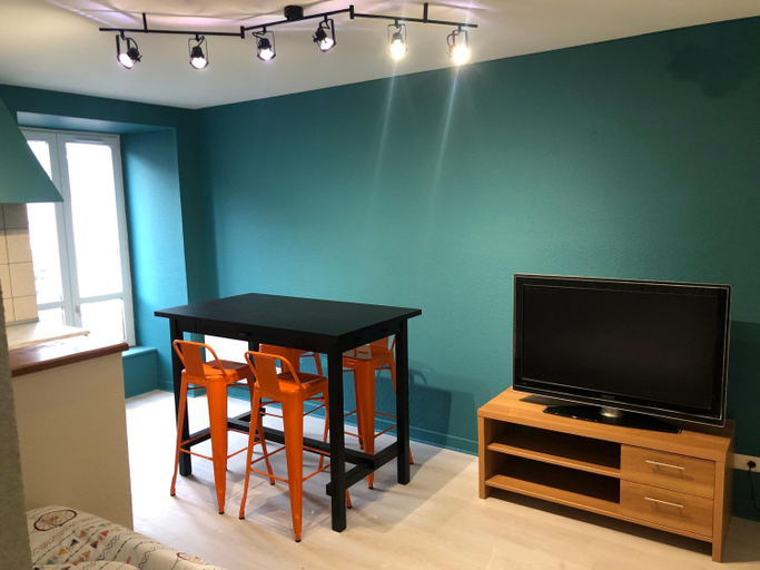 Others 4, Appartement porte du cantal, Cantal