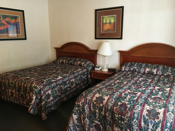 Bedroom, Landmark Motor Inn, Saratoga