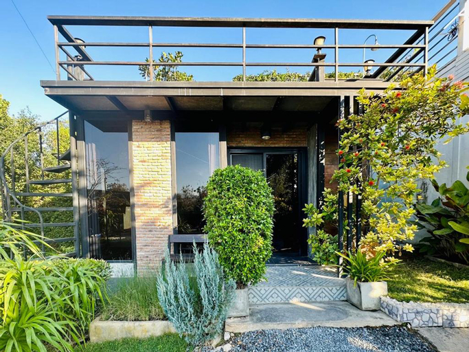 Exterior 11