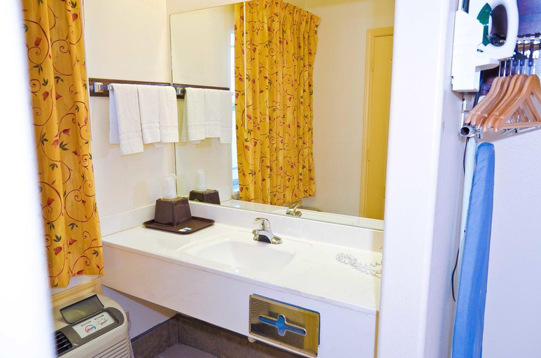 Bathroom 4, Texas Inn & Suites, Hidalgo