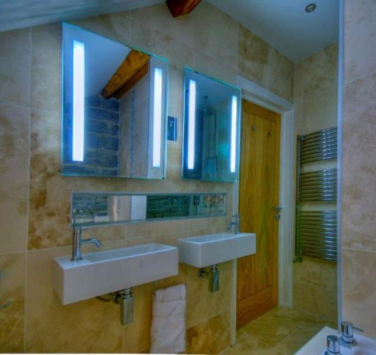 Bathroom 4, Gwesty Cymru, Ceredigion