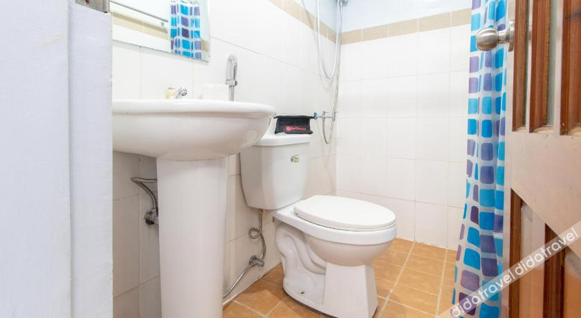 Bathroom 5, RedDoorz @ DBuilders Rooms Ph2 Taguig, Taguig