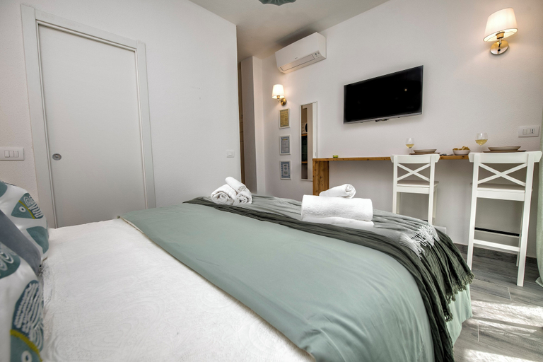 Bedroom 2, aMoneglia 2 minutes walk to the beach, PVT park, Genova