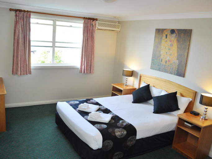 Bedroom 4, Meadowbrook Hotel, Loganlea