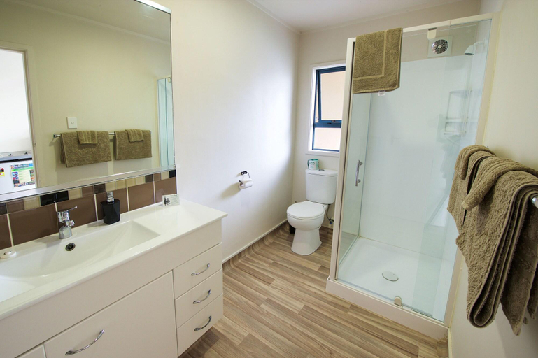 Bathroom 3, Ambassador Thermal Motel, Rotorua