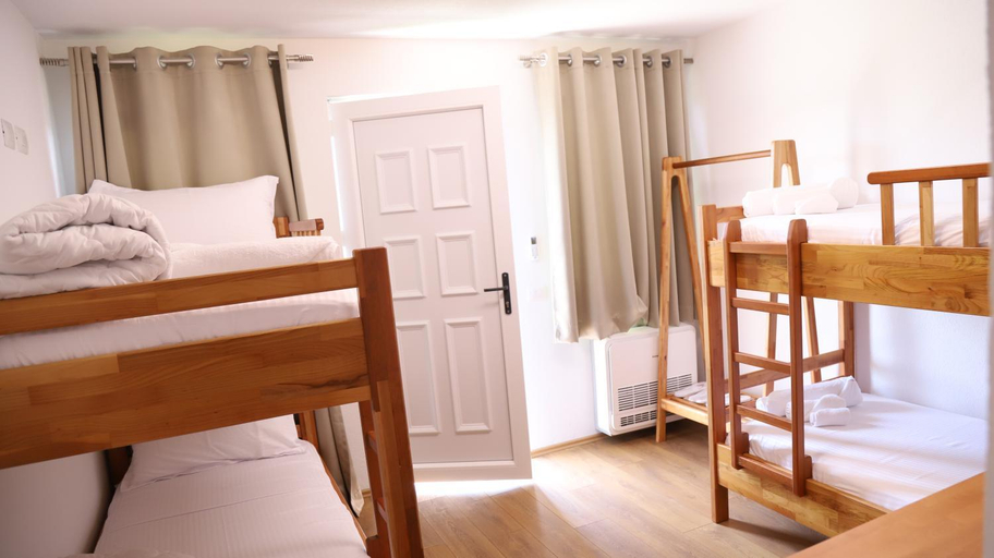 Bedroom 2, Bujtina Adora, Tropojës