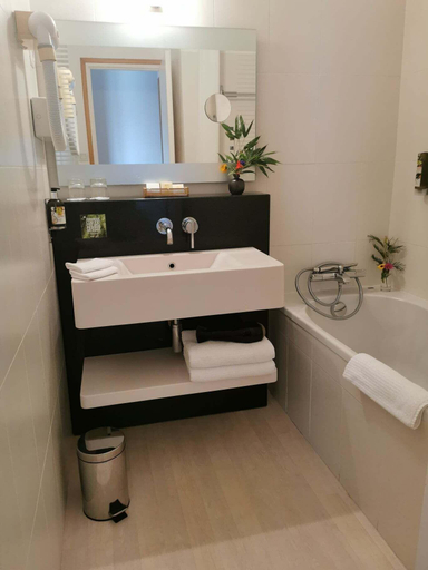 Bathroom 4, Hotel Le Gavrinis, Morbihan