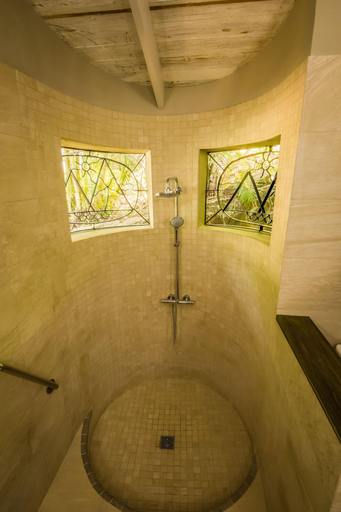 Bathroom 4, East Winds Inn