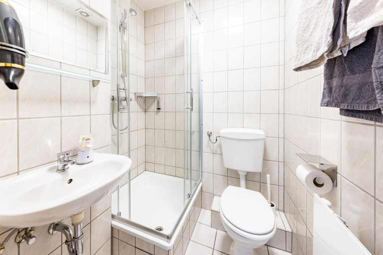 Bathroom, Pension & Gaststatte Zur Salzgrube, Kyffhäuserkreis