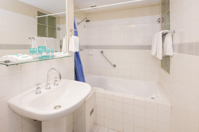 Bathroom 4, Broadwater Beach Resort, Busselton