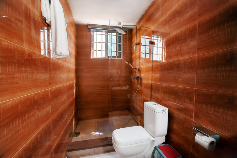 Bathroom 3, Condos De La ChiChi, Kumasi