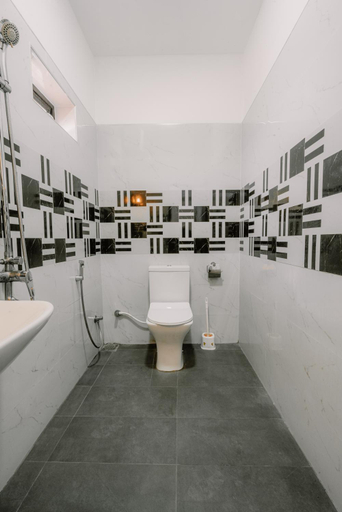 Bathroom 2, Sri Construction Circuit Bungalow, Eravur Town