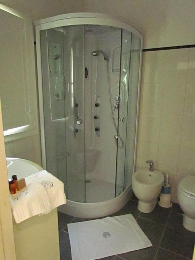 Bathroom 4, Residence Costa Morroni, La Spezia