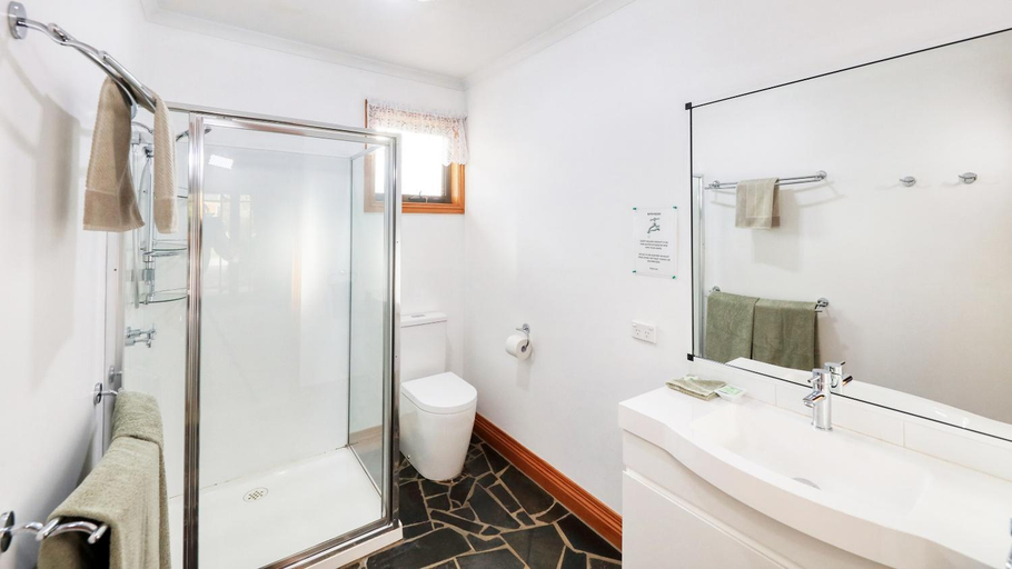 Bathroom, Sleepy Hollow Hideout (Hidout 2), Circular Head