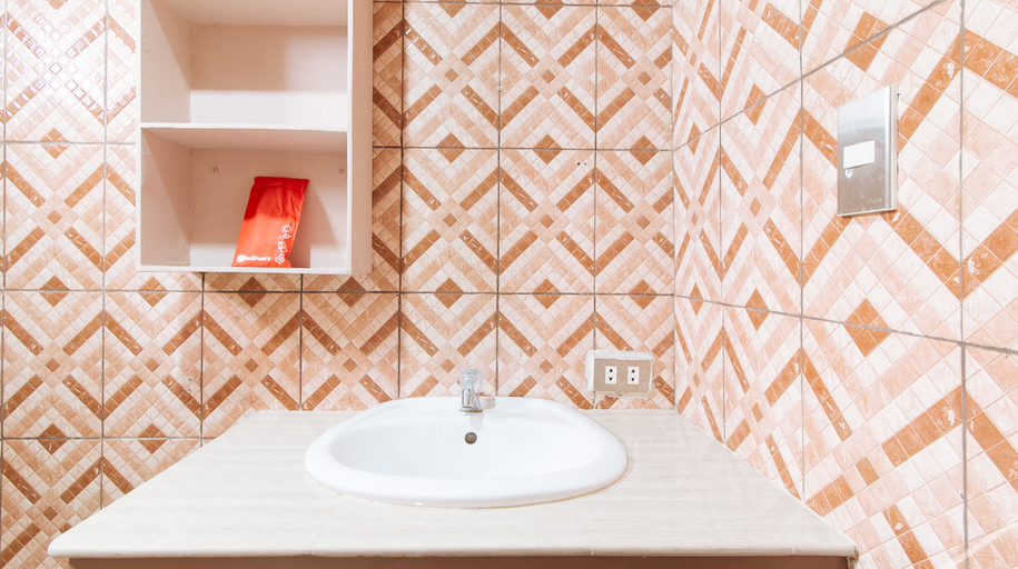 Bathroom 4, RedDoorz Plus @ Canley Residential, Pasig City
