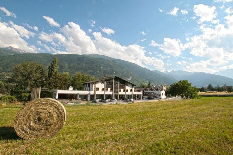 Exterior & Views 2, Hotel Sarre, Aosta