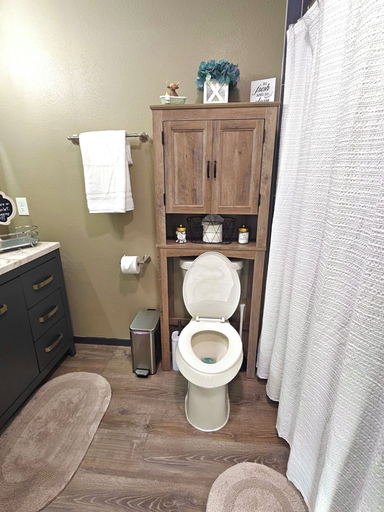 Bathroom 3, Belton Lakehouse, Bell