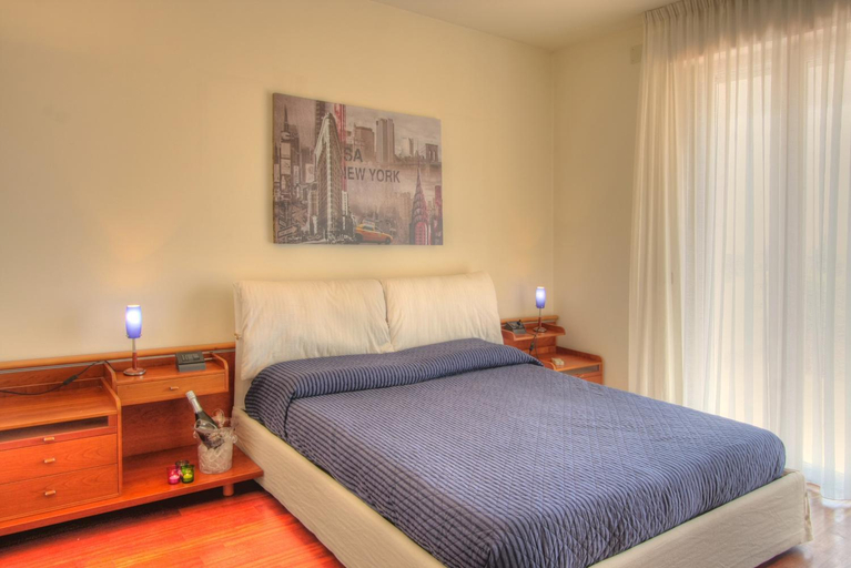 Bedroom 1, Appartamento Elisabetta 100 mq con vista mare e parcheggio, Savona