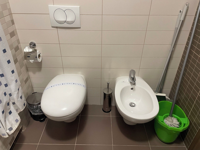 Bathroom 3, SWU Carrara Apartments, Budapesti