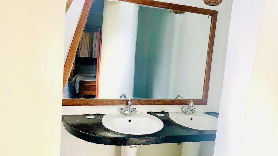 Bathroom, Babylon Lodge, Moshi Rural
