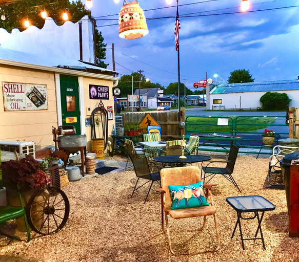Food & Drinks, Rockwood Motor Court, Greene