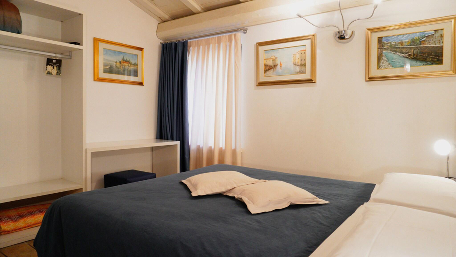 Bedroom 2, Romeo Giulietta Rooms Apartments Turkish Bath, Verona