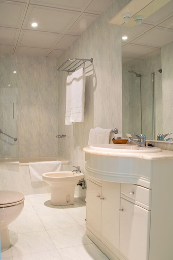 Bathroom 4, Nerja Bahía Apartamentos, Málaga