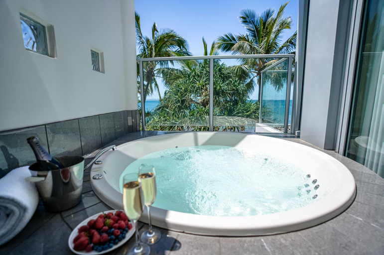 Bathroom 5, On The Beach Noosa Resort, Noosa - Noosa-Noosaville