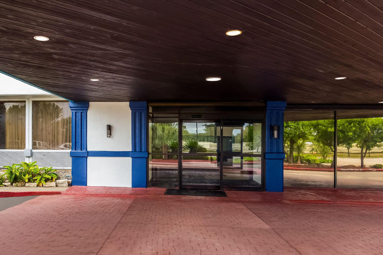 Exterior & Views 2, Clarion Pointe Lake Jackson - Clute, Brazoria