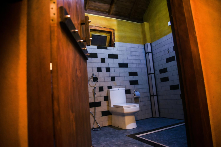Bathroom 3, Sinharaja Riverside, Kotapola