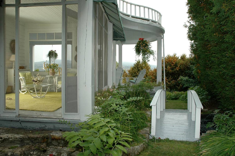 Exterior & Views