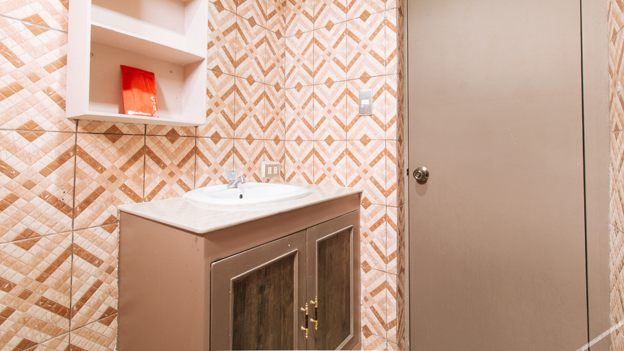 Bathroom 4, RedDoorz Plus @ Canley Residential, Pasig City